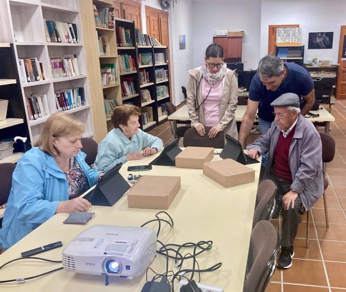 Mayores del Valle del Jerte participan en un proyecto piloto sobre nuevas tecnologías