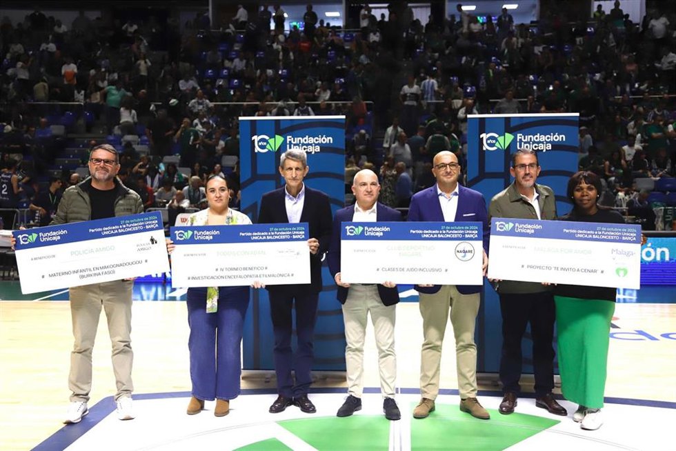 Fundación Unicaja entrega cheques solidarios a cuatro asociaciones en el partido Unicaja-Bara.