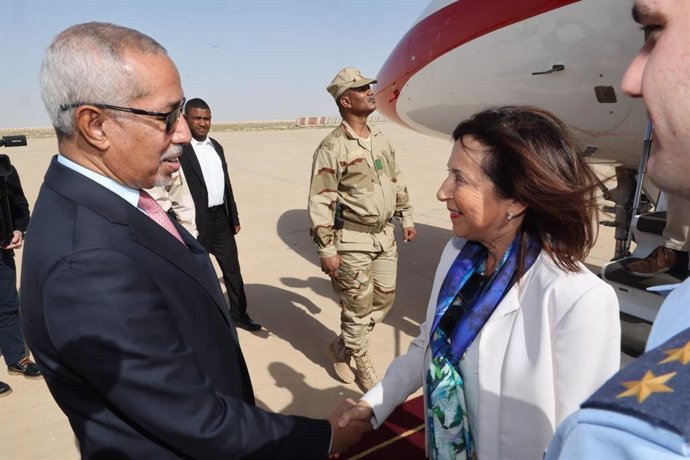 La ministra ha sido recibida por su homólogo, Hanana Ouid Sidi, con quien ha mantenido un breve encuentro en las instalaciones del  Aeropuerto.