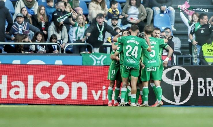 El líder Racing gana también en Riazor y el Levante da un salto en la tabla