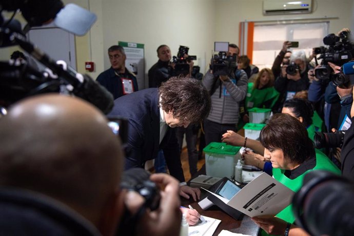 El primer ministro de Georgia, Irakli Kobakhidze, depositando su voto en un centro electoral en Tiflis