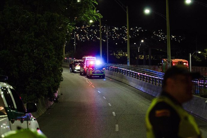 Archivo - Imagen de archivo de la Policía de Colombia cerrando el paso por un puente en Medellín ante la colocación de una bomba del ELN