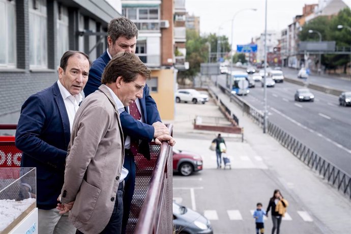 El delegado de Urbanismo, Medio Ambiente y Movilidad, Borja Carabante (i), y el alcalde de Madrid, José Luis Martínez-Almeida (d), visitan el inicio de las obras de soterramiento de la A-5 y la construcción del futuro Paseo Verde del Suroeste