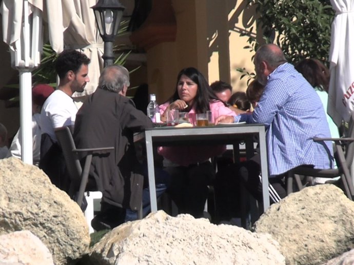 Isa Pantoja, comiendo con Asraf, su hijo Alberto y unos amigos a pie de playa