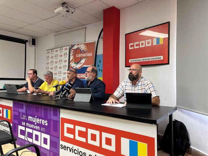 (De Izq A Dch) Jairo González (USO), José Suárez (UGT), Jº Carlos Rodríguez (IC), Juan Miguel Suárez (CCOO) Y Santiago Domínguez (CCOO)