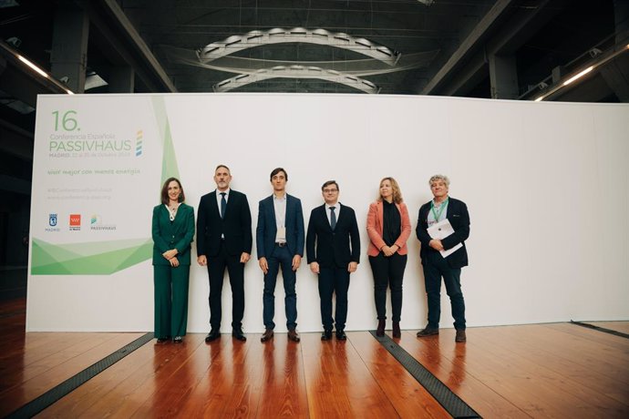 Representantes del Mº de Vivienda, Comunidad de Madrid y Ayto junto al presidente de PEP