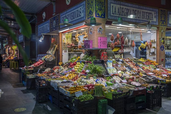 Archivo - Un puesto de frutas en el mercado de abastos de Triana (Sevilla).