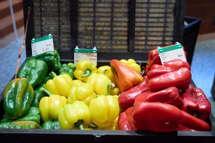 Escaparate de una frutería en un mercado de Madrid, a 14 de octubre de 2024, en Madrid (España).