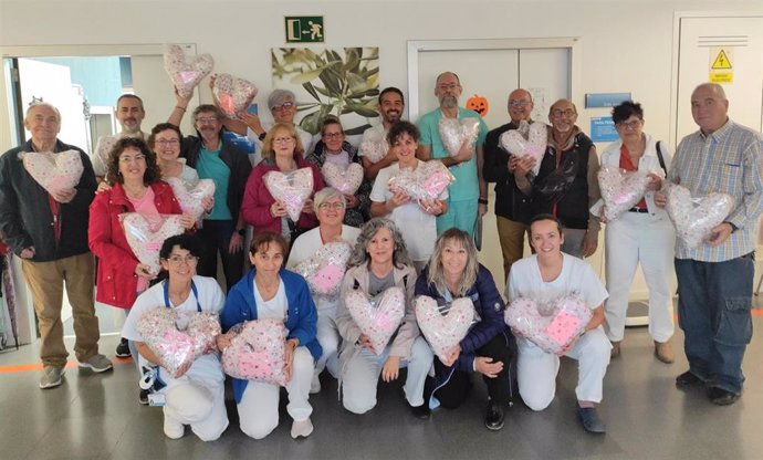 El Hospital Universitario de Fuenlabrada recibe 250 almohadas anatómicas elaboradas de forma artesanal por más de 30 vecinos procedentes de las distintas asociaciones vecinales