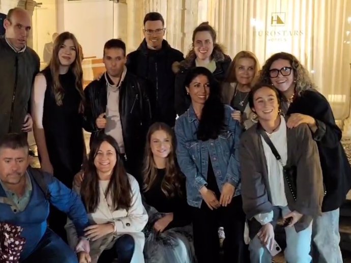 La Princesa Leonor y la Infanta Sofía haciéndose una foto con un grupo de admiradores