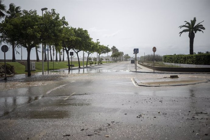 Archivo - La calle inundada por las lluvias, a 3 de septiembre de 2023, en Les Cases d'Alcanar, Tarragona, Catalunya (España). 