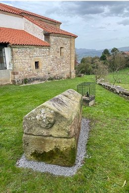 Recuperado un sarcófago medieval en la iglesia de San Juan Bautista de Collado de Cieza