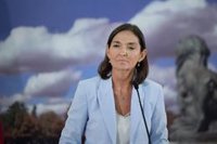 Maroto lanza a Feijóo que "uno no decide con quien se hace una foto en un mitin pero sí con quien se va de vacaciones"