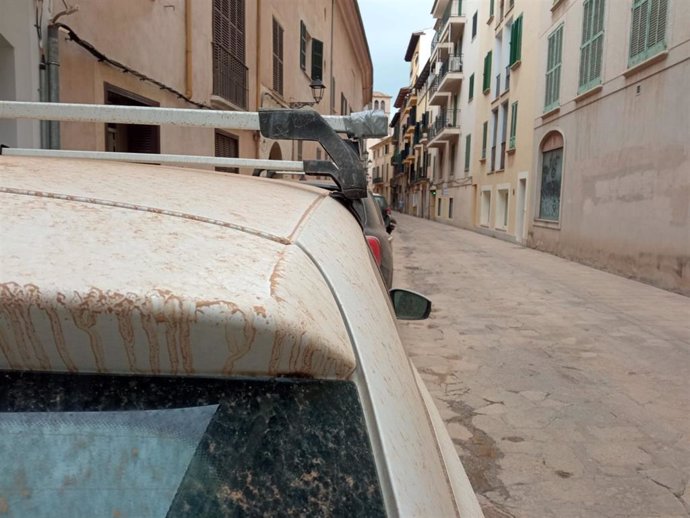 Archivo - Vehículos y mobiliario urbano en Palma sucio de lluvia de barro.