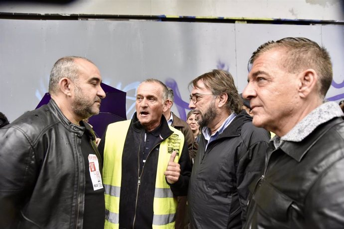 El secretario general de UGT de Catalunya, Camil Ros, y el secretario general de CC.OO de Catalunya, Javier Pacheco, en la marcha por la huelga de los conductores de autobús