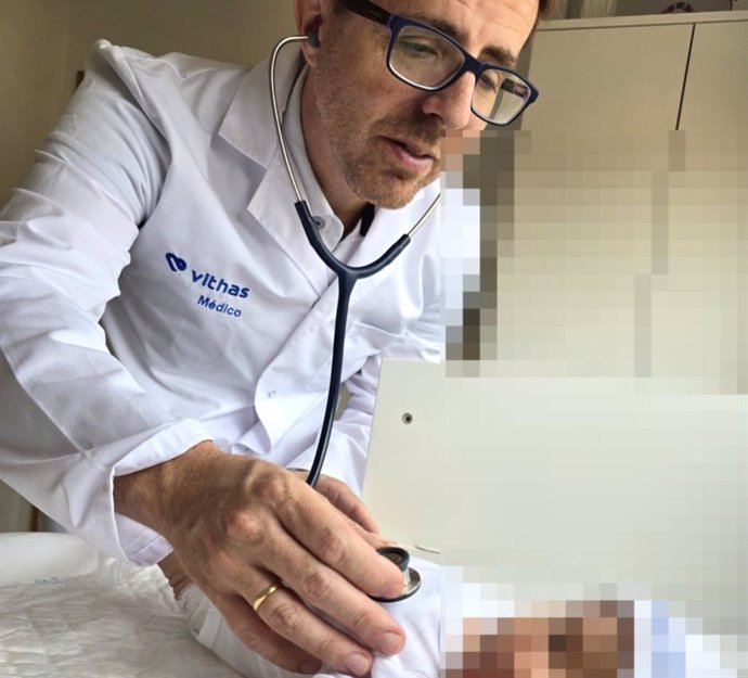 El doctor Enrique Sánchez, pediatra del Hospital Vithas Xanit Internacional, atiende a un bebé.