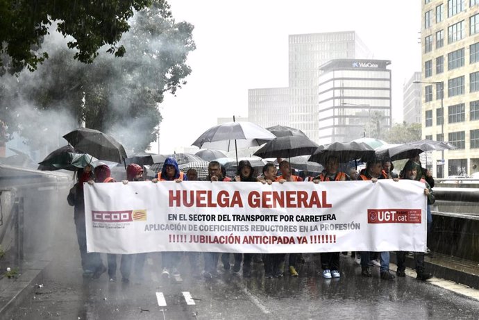 Manifestantes durante una marcha por la huelga de los conductores de autobús en Barcelona.