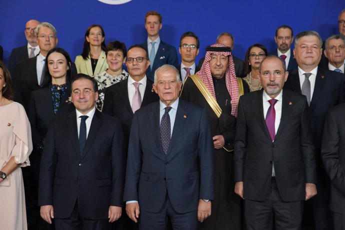 El ministro de Exteriores, José Manuel Albares, el Alto representante de la Unión para Asuntos Exteriores y Política de Seguridad, Josep Borrell, y el ministro de Exteriores de Jordania, Ayman Safadi, durante el 9º Foto Regional de la UpM, Unión por el Me