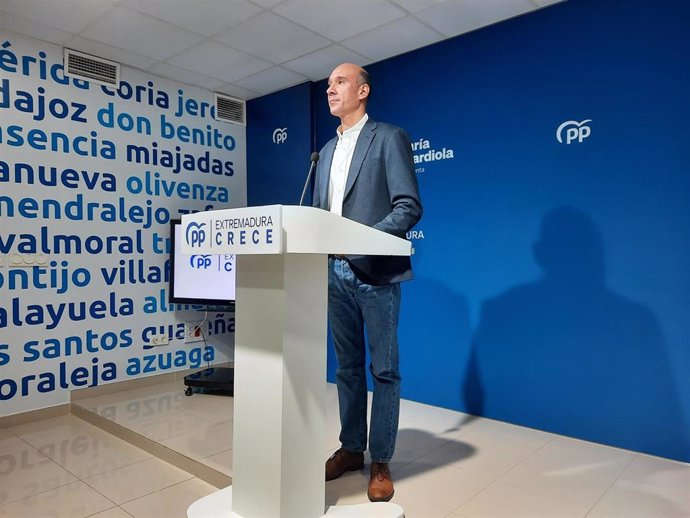 El portavoz del PP de Extremadura, José Ángel Sánchez Juliá, en rueda de prensa en Mérida