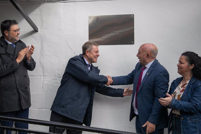 El consejero de Educación, Cultura y Deportes, Amador Pastor, junto al presidente regional, Emiliano García-Page, en la linauguración de la ampliación de la Escuela Infantil 'El Parque', de la localidad ciudadrealeña de Aldea del Rey.