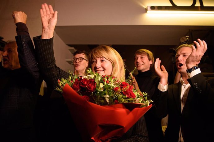 Vilija Blinkeviciute, líder de los socialdemócratas de Lituania, celebra la victoria electoral