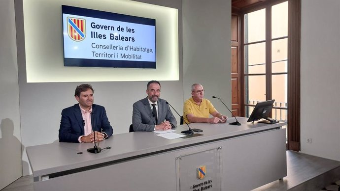 De izquierda a derecha, el alcalde de Maria de la Salut, Jaume Ferriol, el conseller de Vivienda, Territorio y Movilidad, José Luis Mateo, y el gerente del Ibavi, Roberto Cayuela.