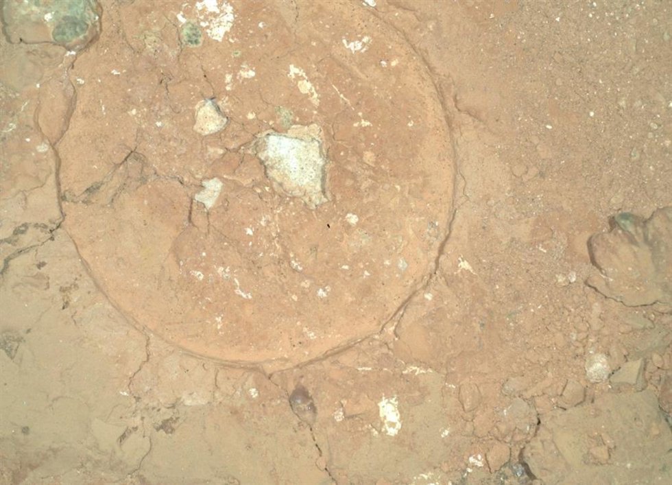 El rover Perseverance de la NASA adquirió esta imagen, un mosaico nocturno de la zona de abrasión, utilizando su cámara SHERLOC WATSON, ubicada en la torreta al final del brazo robótico del rover.