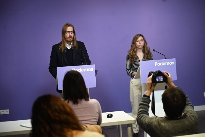 l portavoz de Podemos, Pablo Fernández y la secretaria de Acción Institucional de Podemos, María Teresa Pérez, durante una rueda de prensa