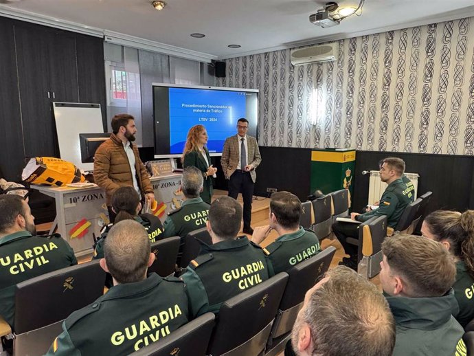 La DGT imparte una jornada sobre seguridad vial para agentes de la Guardia Civil en La Rioja