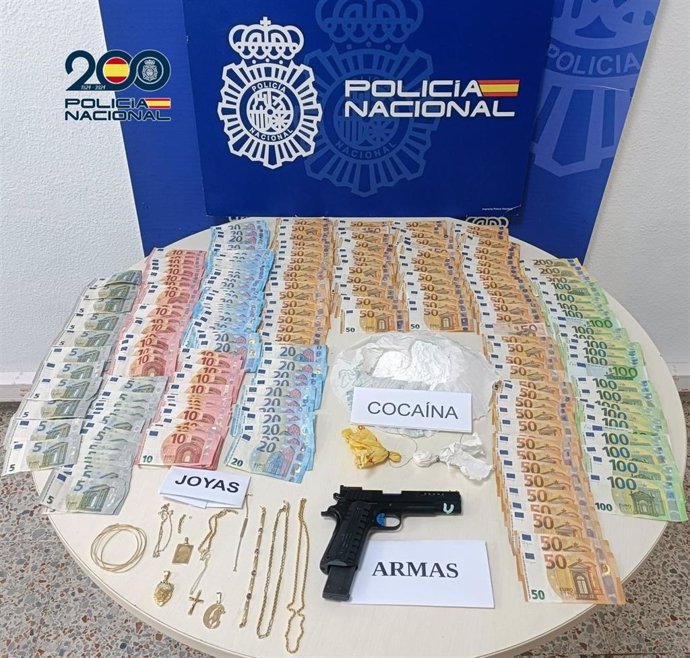 Cocaína, 9.060 euros en efectivo, piezas de joyería, una balanza, un arma corta de Airsoft y diversos materiales utilizados para la preparación de las dosis de droga