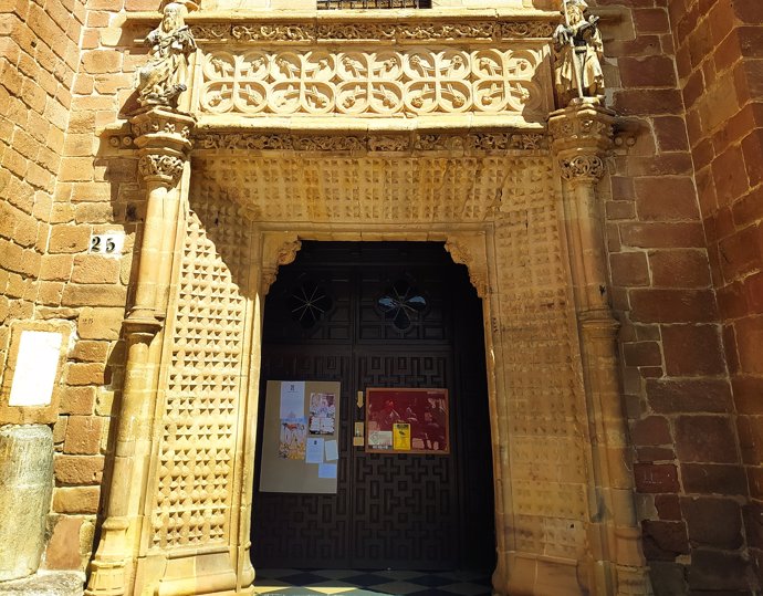 Detalle de la portada de la Iglesia de San Bartolomé de Montoro.