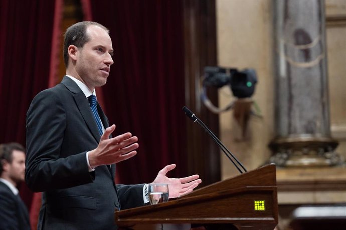 Archivo - El portavoz del PPC en el Parlament, Juan Fernández, interviene durante una sesión plenaria, en el Parlament de Catalunya, a 11 de julio de 2024, en Barcelona, Catalunya (España). El plazo para presentar enmiendas terminará a lo largo del día de