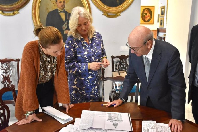 La delegada de la Junta en Cádiz, Mercedes Colombo, acompañada de la delegada territorial de Cultura y Deporte, Tania Barcelona,  en una visita a la iglesia de San de Juan de Dios de Cádiz.