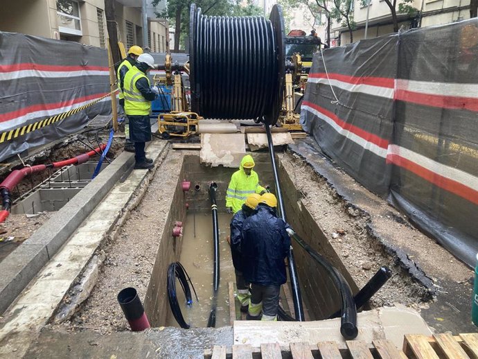 Trabajos de extensión de la nueva línea eléctrica de alta tensión de Endesa en Barcelona.