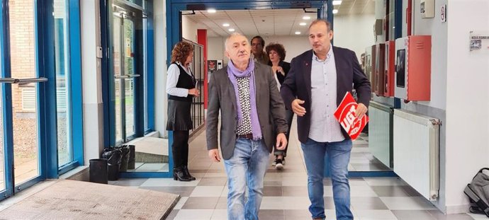 El secretario general de UGT, Pepe Álvarez,  junto al secretario general de UGT Aragón, José Juan Arceiz, a su llegada este lunes al Centro de Formación Arsenio Jimeno de Zaragoza para participar en una reunión de delegados del sindicato.