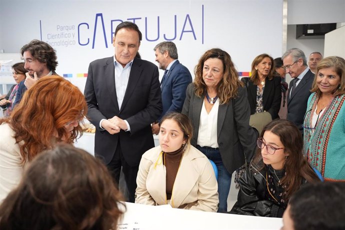 Los consejeros de Desarrollo Educativo y de Formación Profesional, María del Carmen Castillo (2d), y de Universidad, Investigación e Innovación, José Carlos Gómez Villamandos (1i) en la inauguración del Hackathon. 