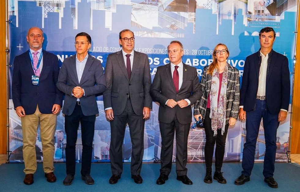 Autoridades en la inauguración del foro 'Nuevos modelos colaborativos en la obra pública de Extremadura' que se celebra este lunes en Cáceres