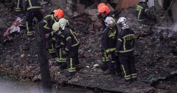 Agentes del equipo de bomberos trabajando en el edificio derrumbado