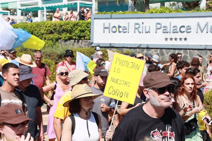 Varias personas durante una manifestación contra el modelo turístico y de desarrollo de Canarias