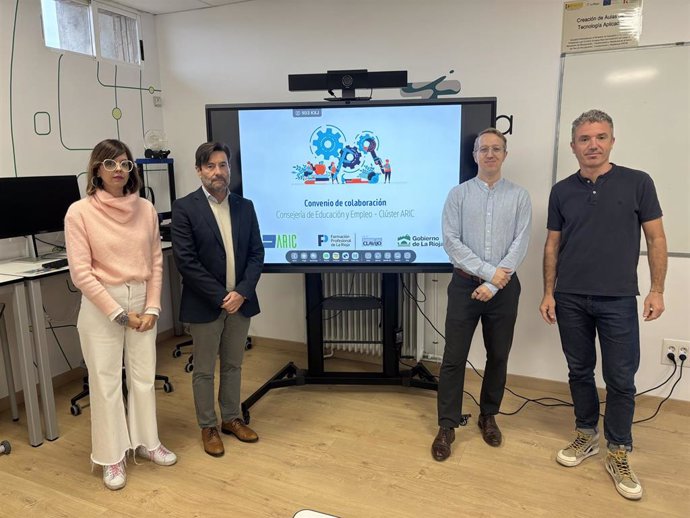 Carmen Herreros González, Directora Del IES Batalla De Clavijo; Daniel Marín Bueno, Director General De Formación Profesional Del Gobierno De La Rioja; Ismael Martín, Presidente De La ARIC Y Gonzalo Valiente García,  Jefe Del Departamento De Obra Civil