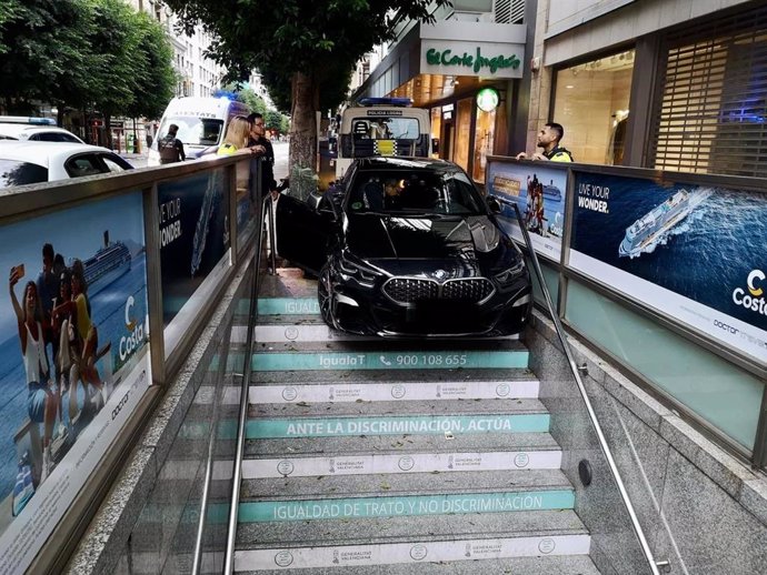 Un conductor empotra su coche en el acceso del metro a Colón