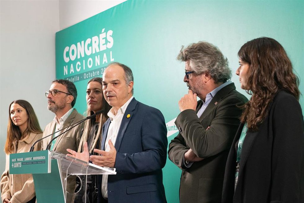 El secretario general de Junts, Jordi Turull, junto a los vicepresidentes (i-d) Josep Rius, Míriam Nogueras, Antoni Castell y Mnica Sales durante el Congreso de Junts 