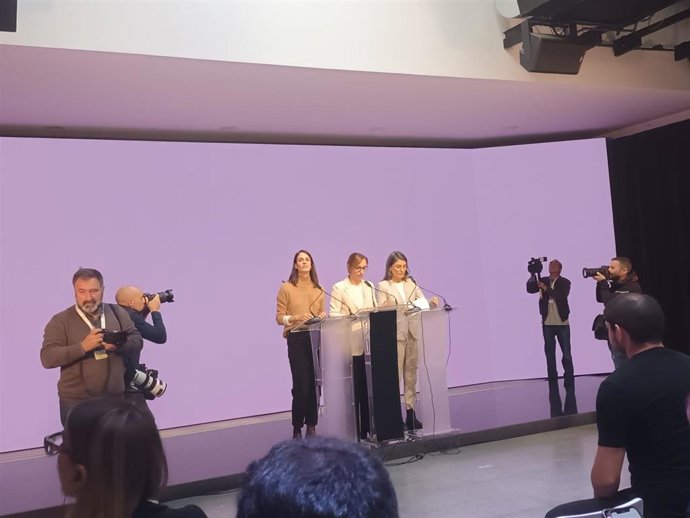 La coportavoz de Más Madrid y ministra de Sanidad, Mónica García, junto a Rita Maestre y Manuela Bergerot en rueda de prensa