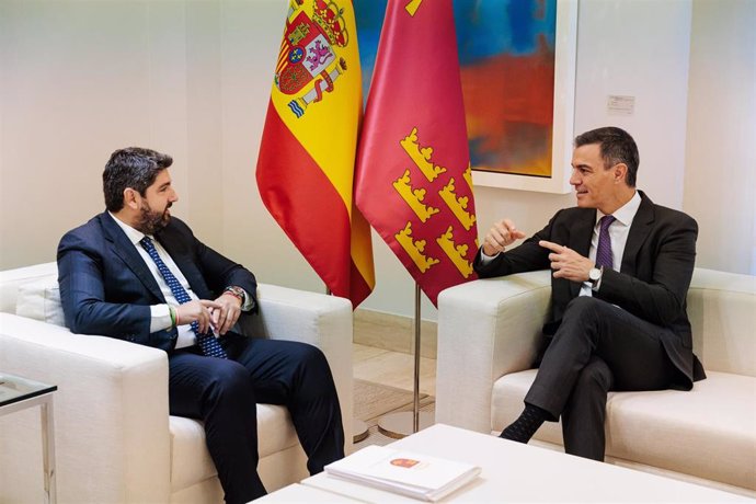 El presidente de la Región de Murcia, Fernando López Miras (i) y el presidente del Gobierno, Pedro Sánchez (d), durante una reunión en el Complejo de La Moncloa, a 4 de octubre de 2024, en Madrid (España).