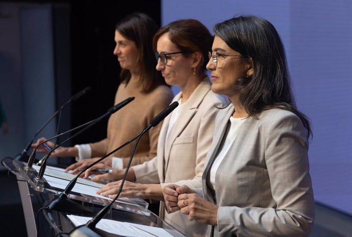 La coportavoz de la organización y ministra de Sanidad, Mónica García, en una comparecencia de prensa, junto a Rita Maestre y Manuela Bergerot.