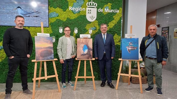 El consejero Juan María Vázquez con los autores de las fotos premiadas en el concurso de fotografía 'Me Gusta Región de Murcia' organizado por su departamento