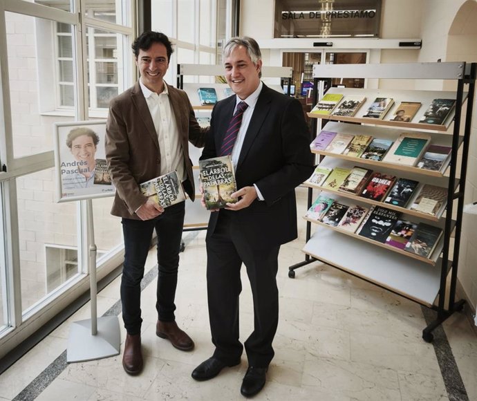 Andrés Pascual y José Luis Pérez Pastor, en la Biblioteca de La Rioja