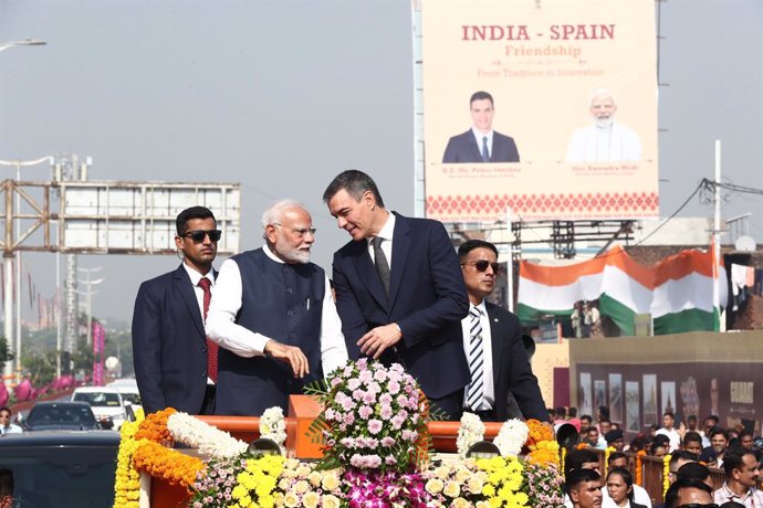 El presidente del Gobierno, Pedro Sánchez, y el primer ministro indio, Narendra Modi, en Vadodara (Gujarat)