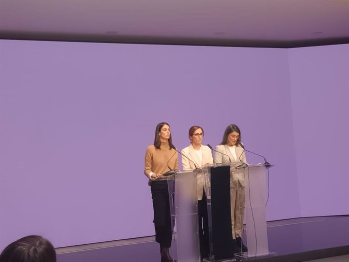 La coportaveu de Més Madrid i ministra de Sanitat, Mónica García, junt amb Rita Maestre i Manuela Bergerot