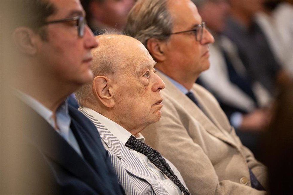 Archivo - Los expresidentes de la Generalitat de Catalunya, Jordi Pujol (c) y Quim Torra (d), durante la presentación del Saló de Sant Jordi del Palau de la Generalitat, tras la retirada de pinturas de la dictadura de Primo de Rivera, en el Palau de la 